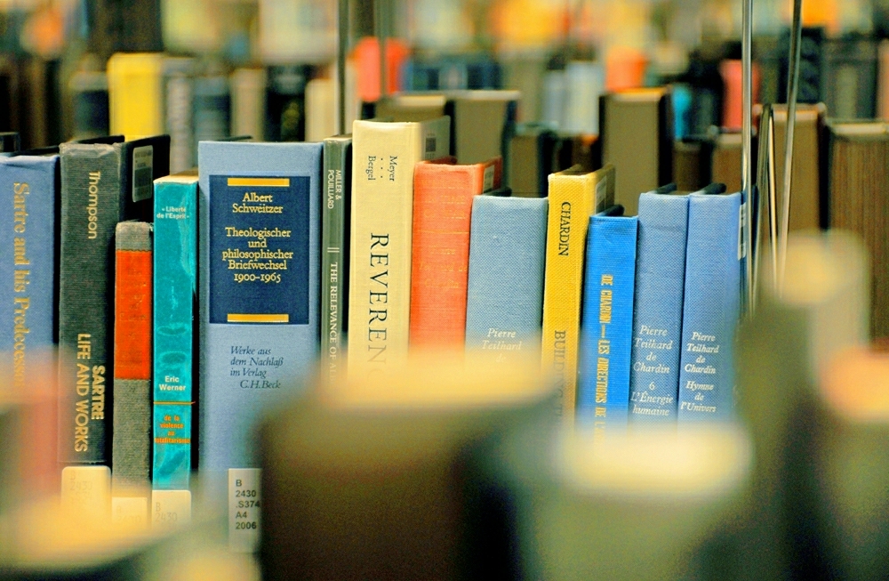 Bookshelf in a library (faungg-on-flickr-cc-by-nd)